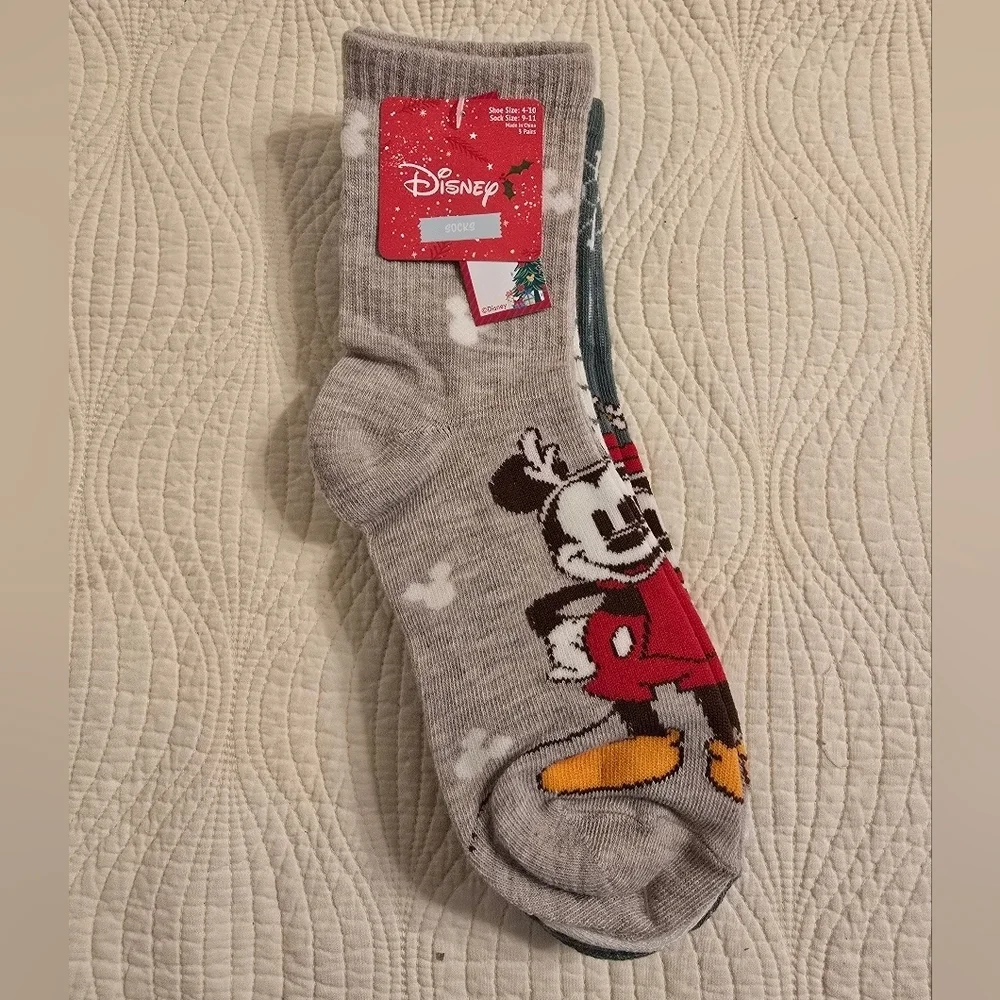 NWT Disney Ladies Holiday Mickey And Friends 3 Pack Of Socks
